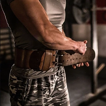 A man in the gym wearing the strength belt